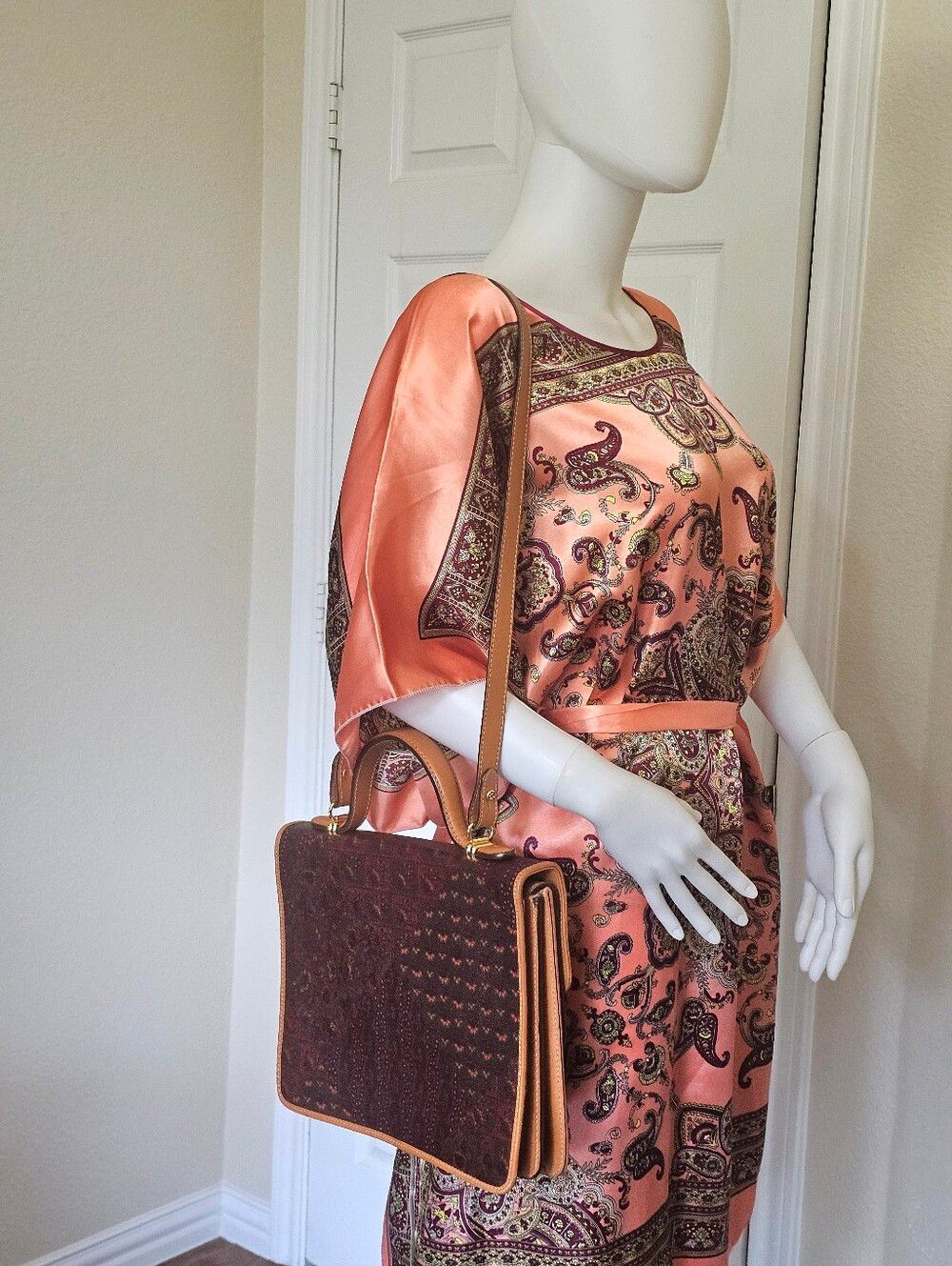 ESCADA  - Picture 2 of 10